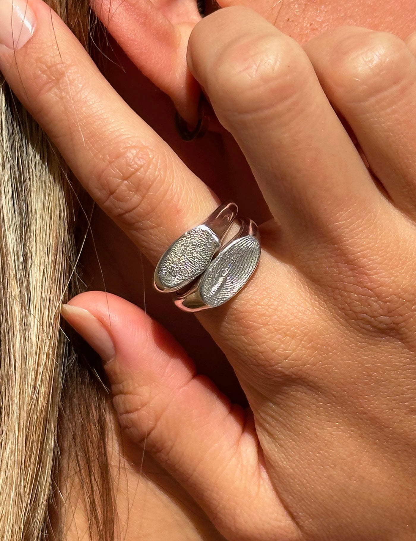 Empreinte digitale réelle moulée directement dans la bague, bijou personnalisé unique et artisanal