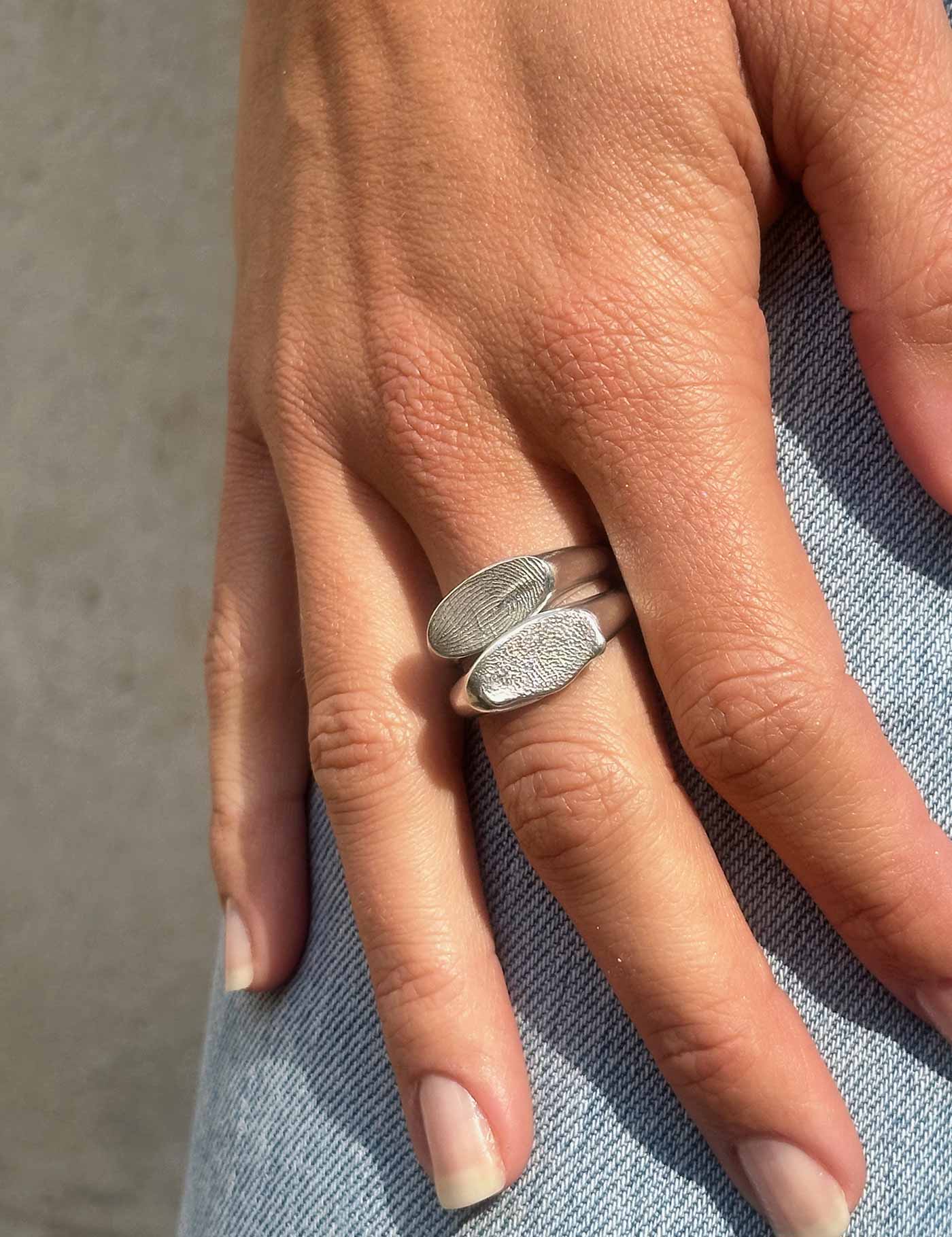 Chevalière fine avec empreintes digitales personnalisées porté par une femme, bague sur-mesure unique à offrir