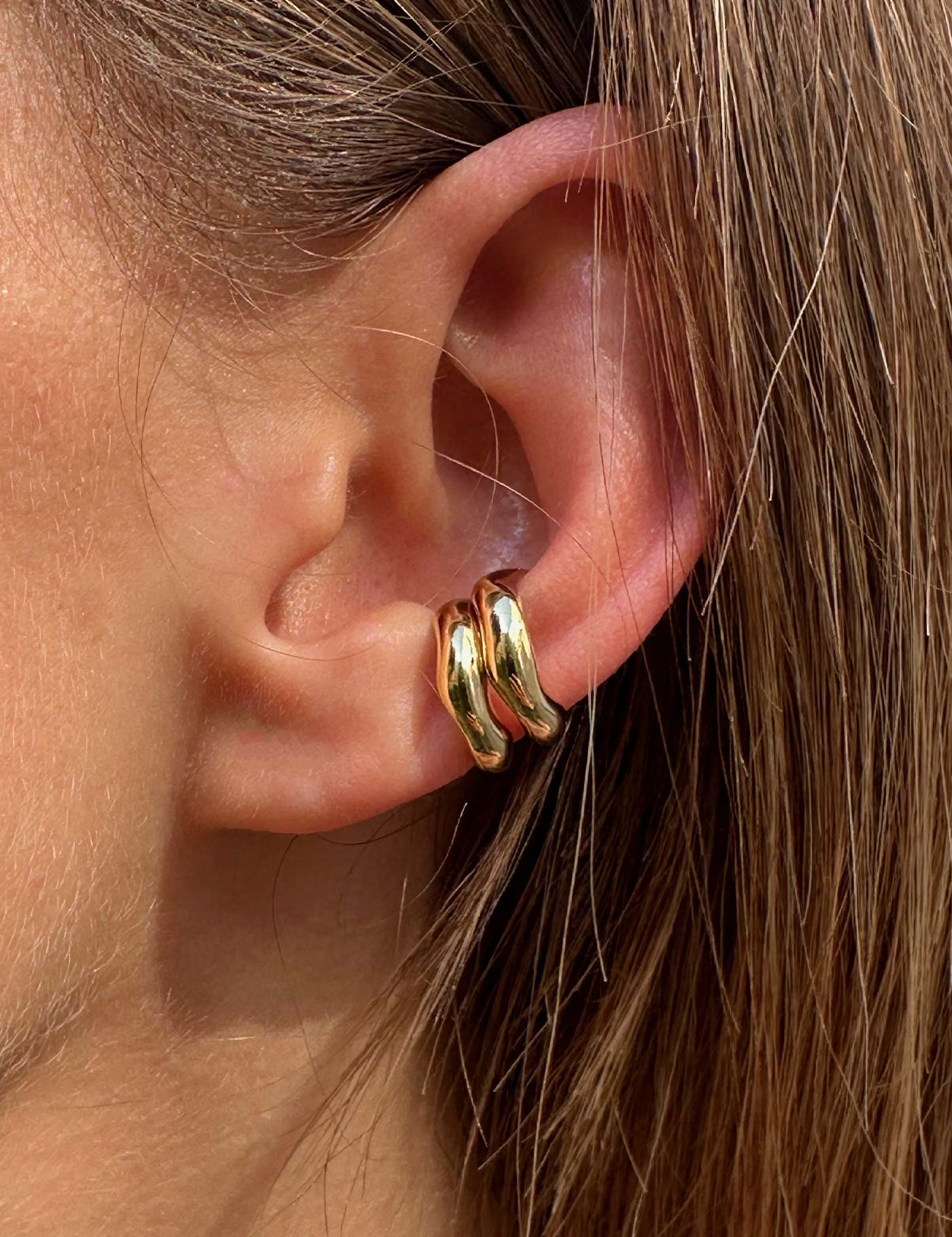 Composition de deux earcuffs Aqua, fins et organiques, très tendance à porter. Bijoux de créateur fait main.