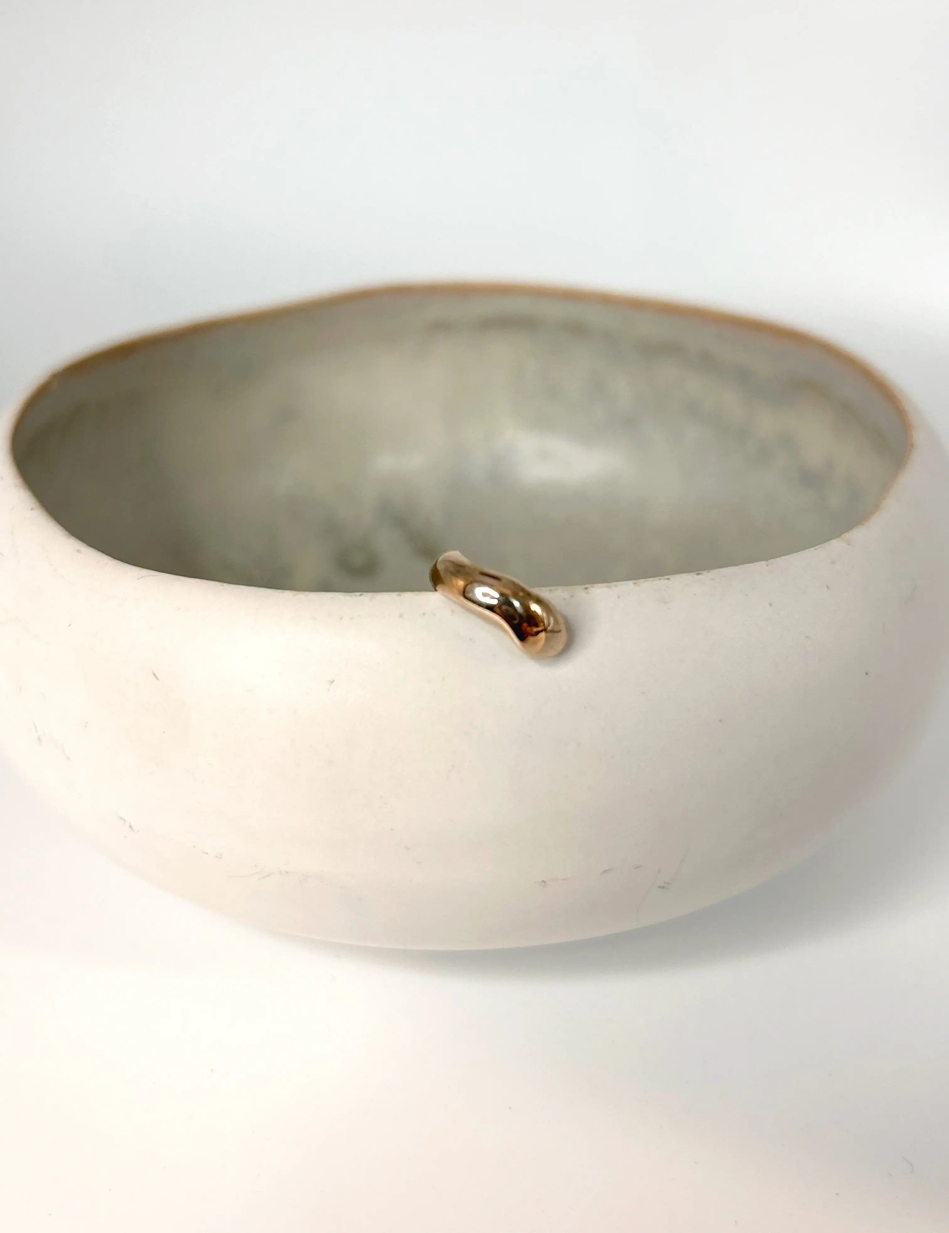 Earcuff fin et asymétrique doré fabriqué en France à la main. Bijou fin aux formes fluides et organiques.