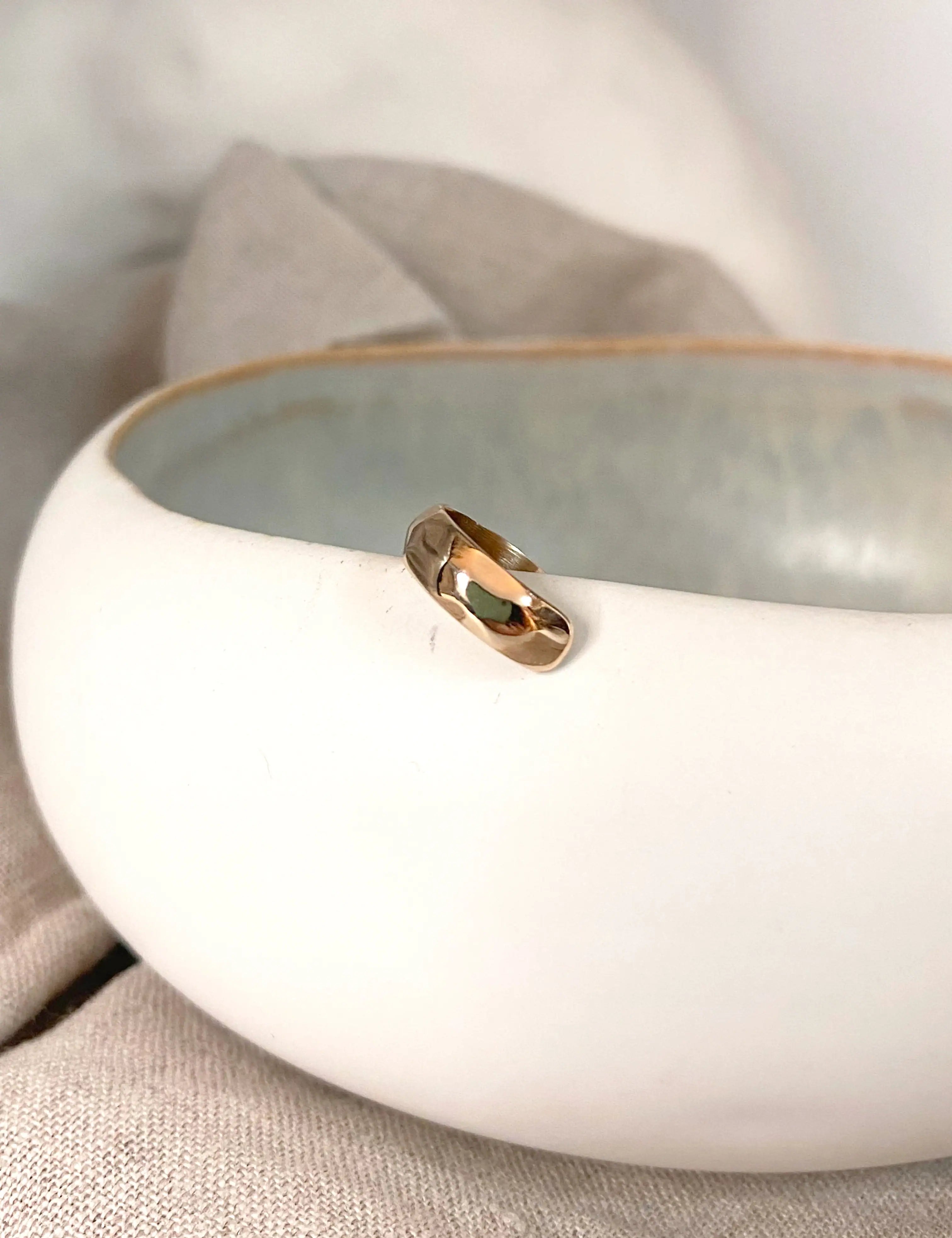 Earcuff facetté en plaqué or – manchette d’oreille sans piercing dorée avec facettes. Fabrication française et artisanale.