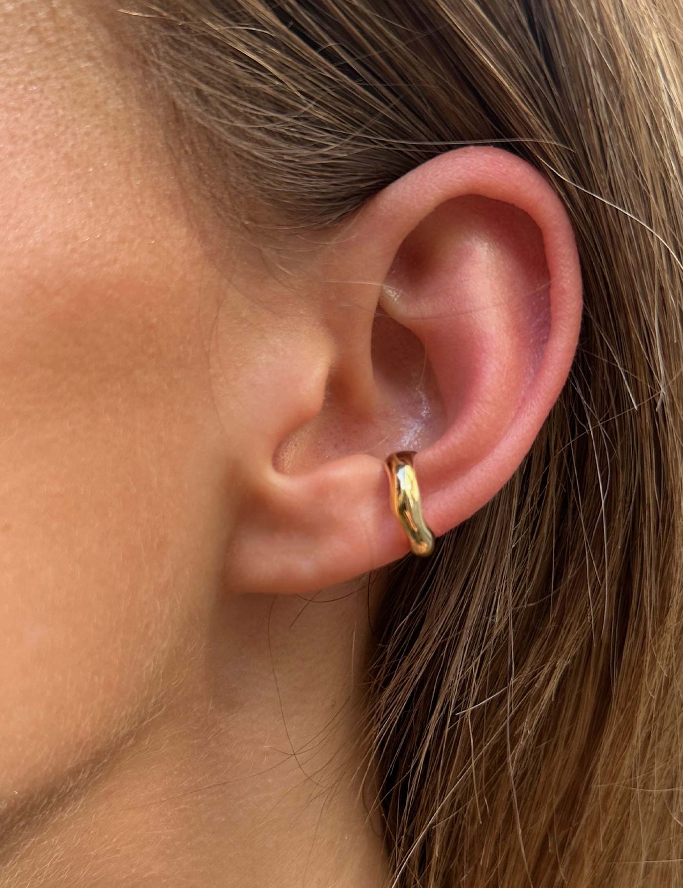 Earcuff sans piercing doré fabriqué en France à la main. Ce bijou fin aux formes fluides et organiques est un must have.