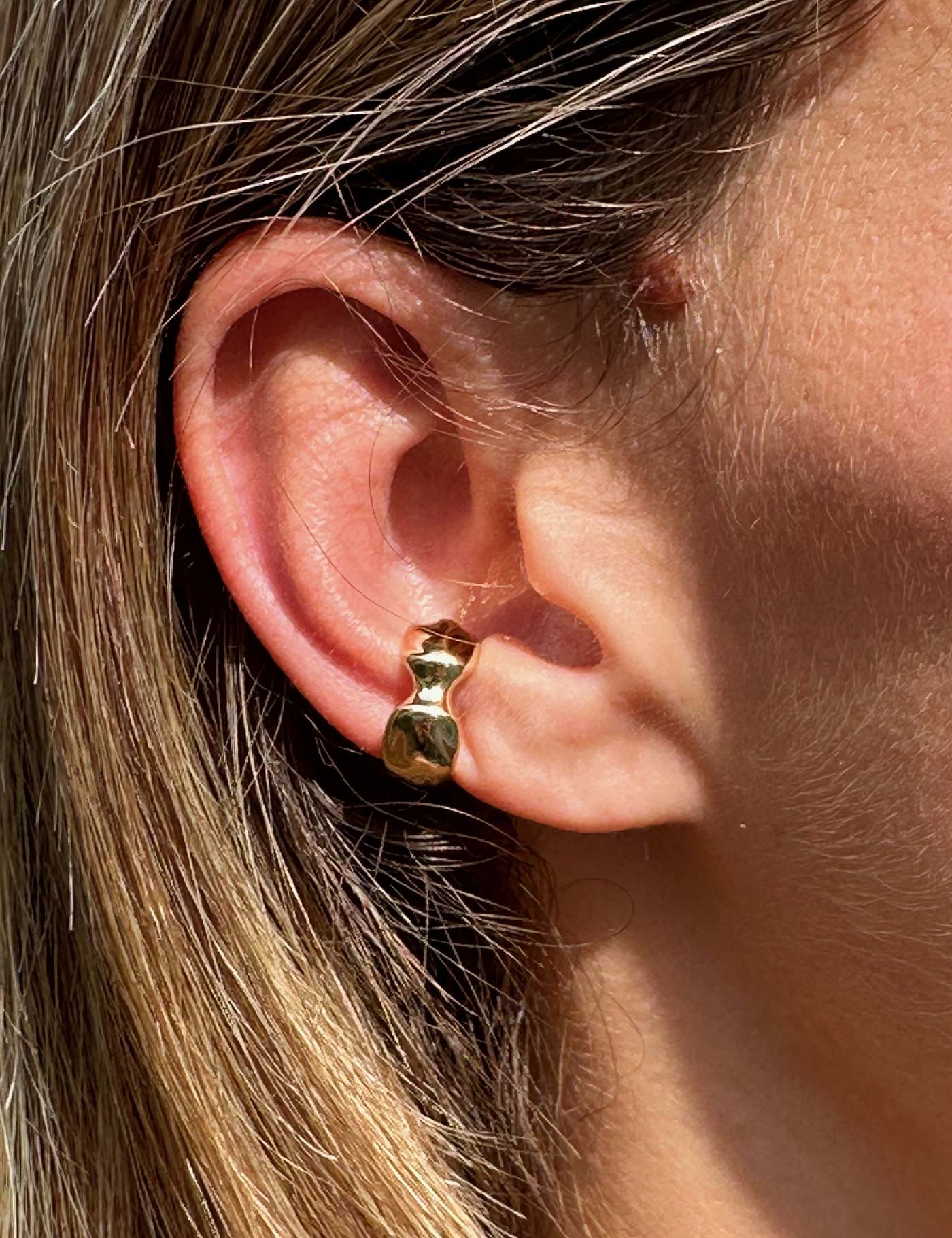 Earcuff sans piercing plaqué or 18 carats. Bijou d'oreille de créateur, au design original et unique.