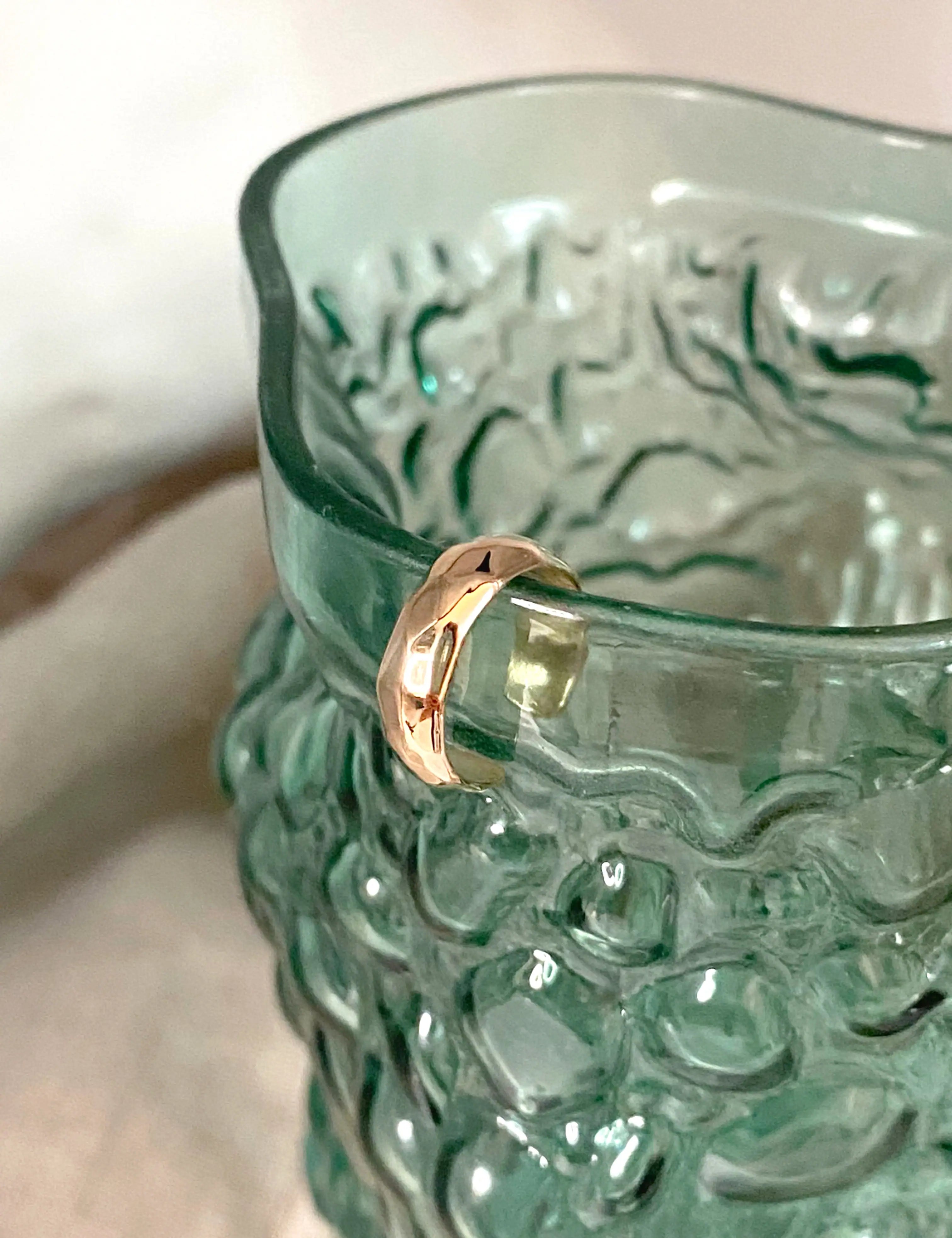 Earcuff unisexe doré plaqué or 18 carats. Son design à facettes a été réalisé à la main, en France.