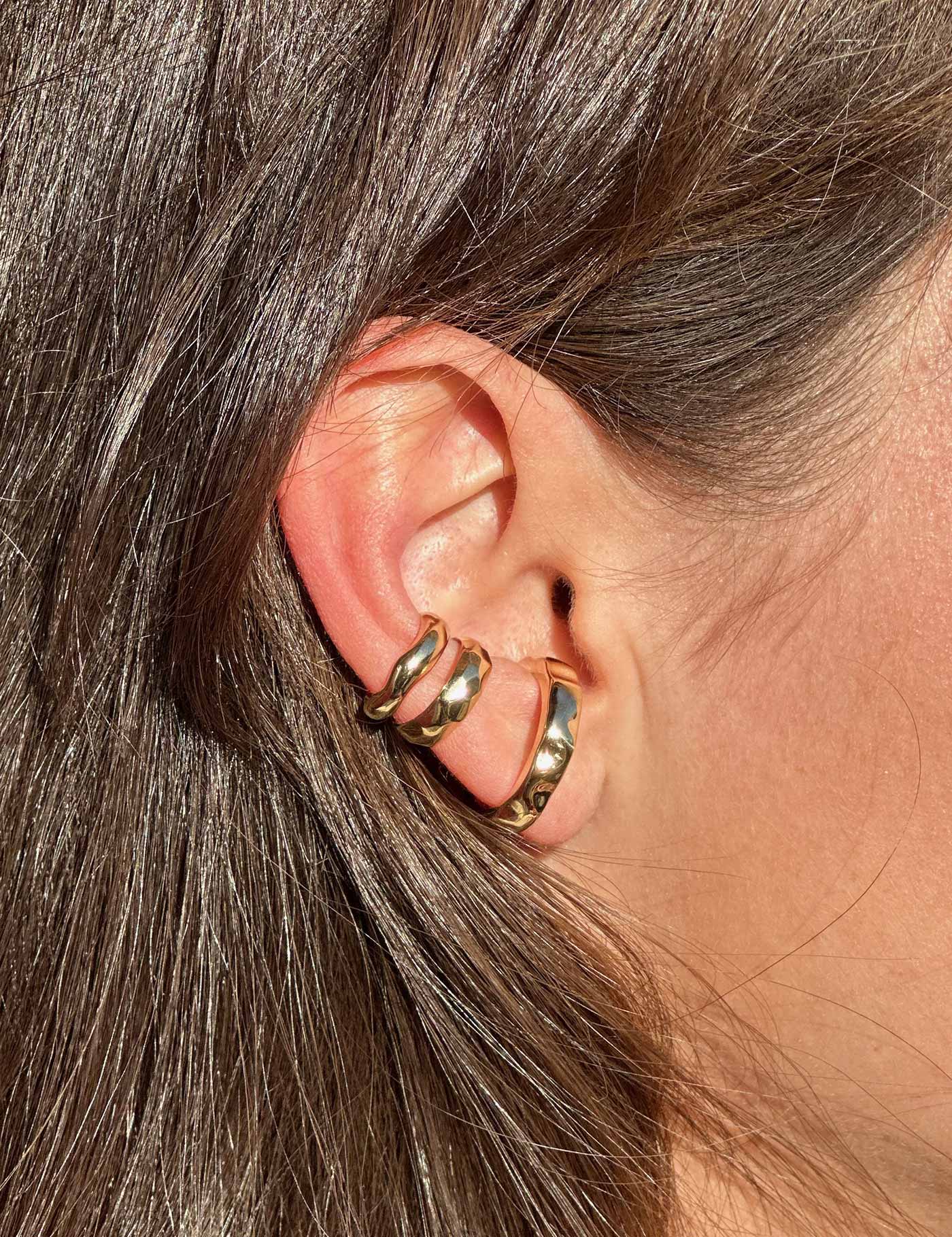 Composition de deux petits earcuffs et un grand earcuff d'oreille sans piercing dorés. Bijoux d'oreille fabriqués en France à la main.