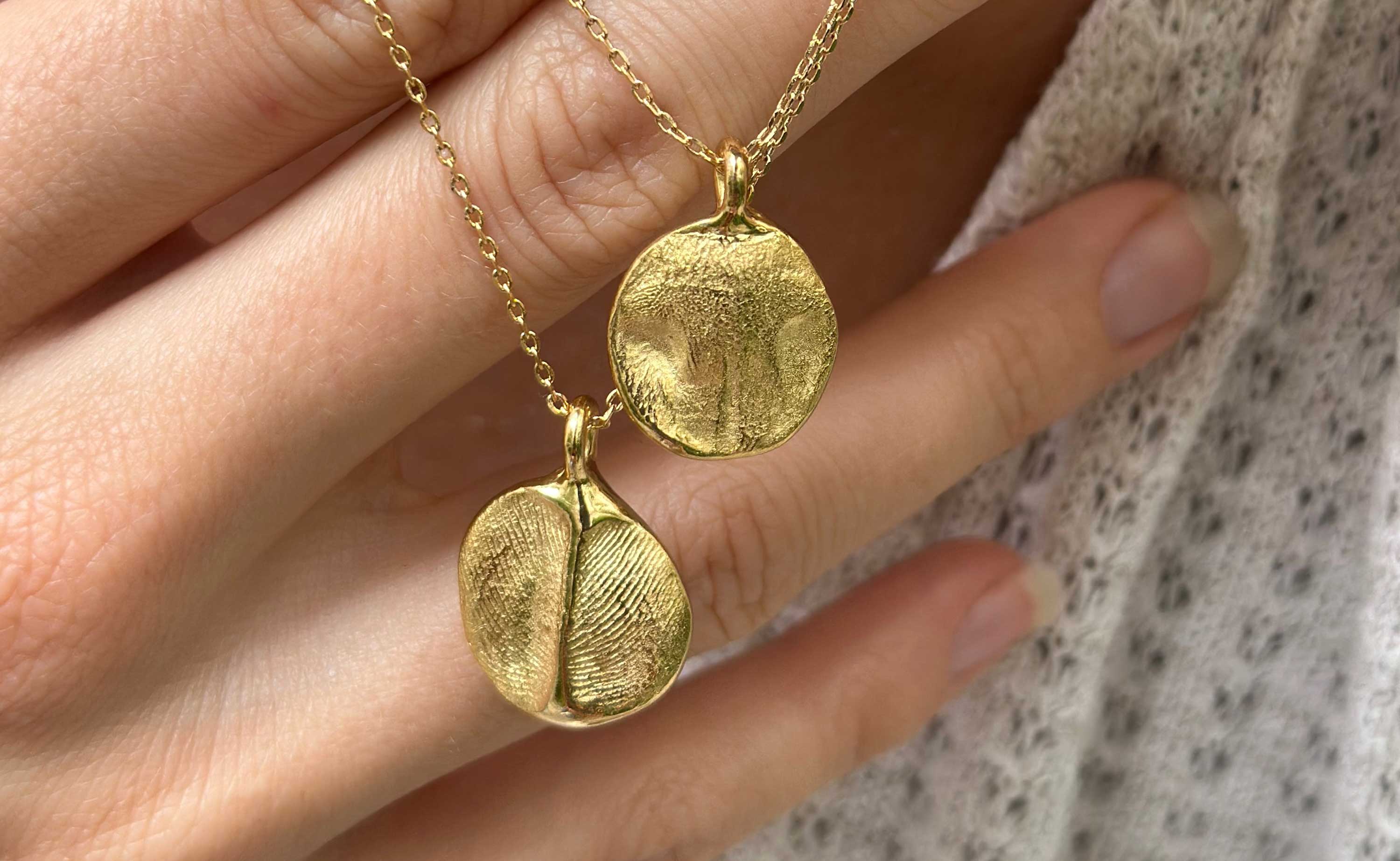 Idée cadeau unique : et si vous offriez un bijou empreinte ?