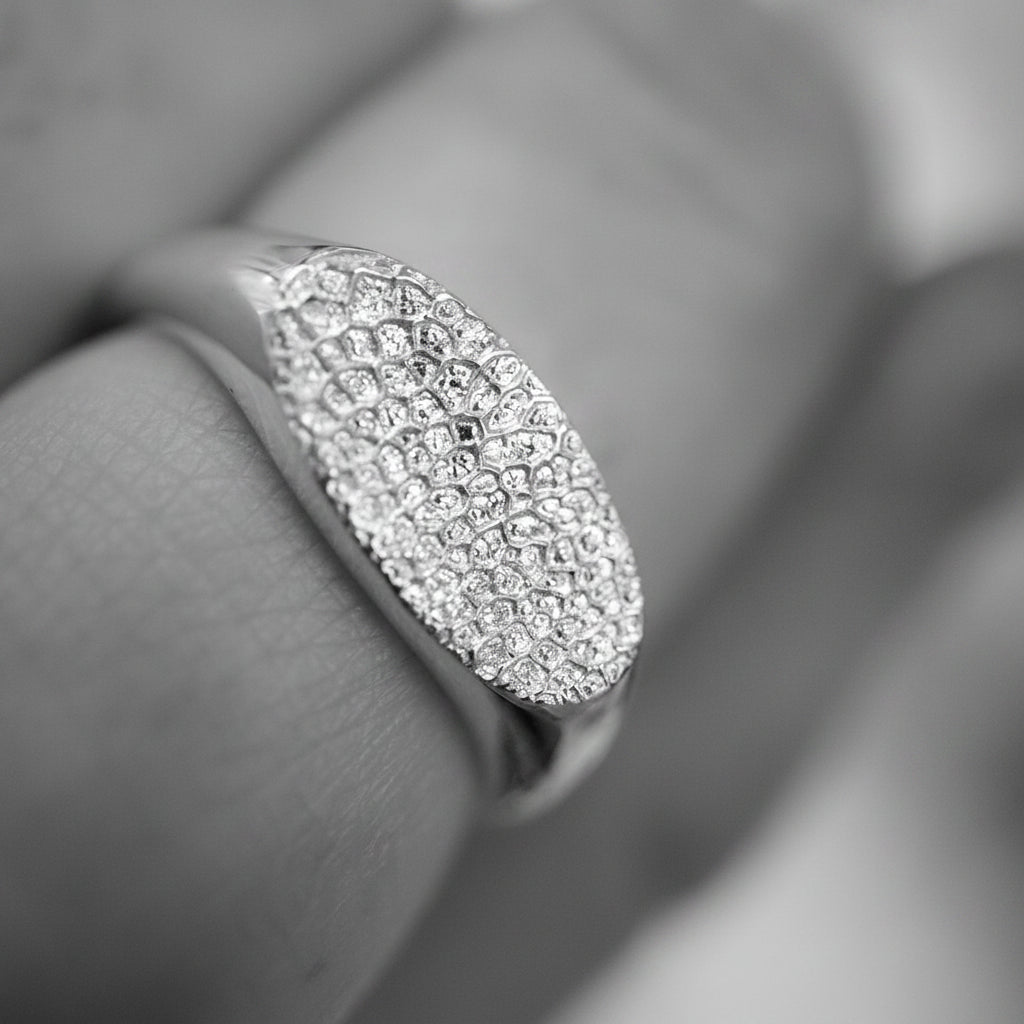 Bague empreinte truffe de chien en argent réalisée sur mesure avec un kit empreinte à domicile. Réalisation personnalisée et artisanale à Paris.
