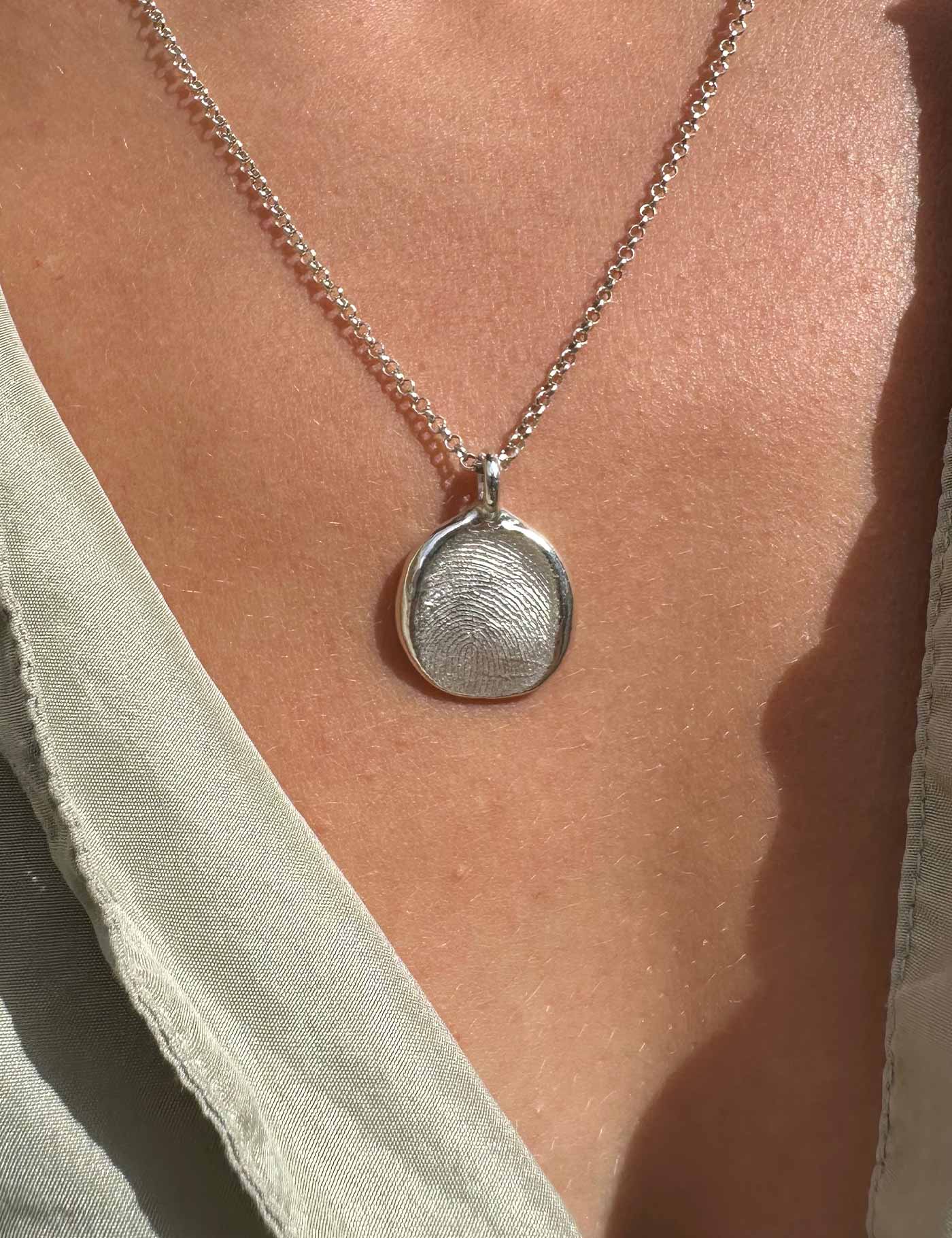 Médaillon rond sur collier argent avec empreinte digitale moulée sur mesure