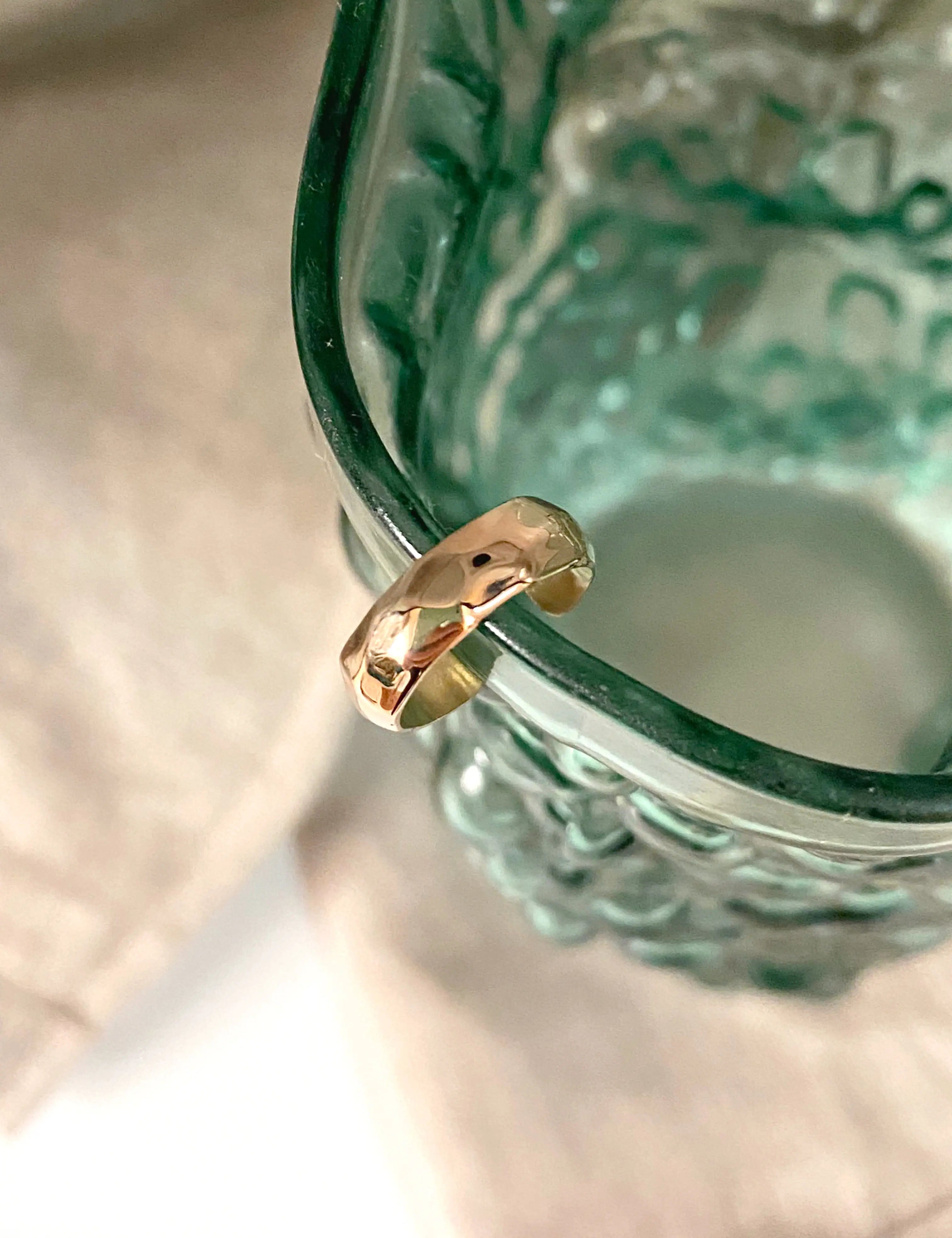 Bijou d'oreille sans piercing doré. Cet earcuff unisexe aux multi-facettes est fabriqué en France à la main.