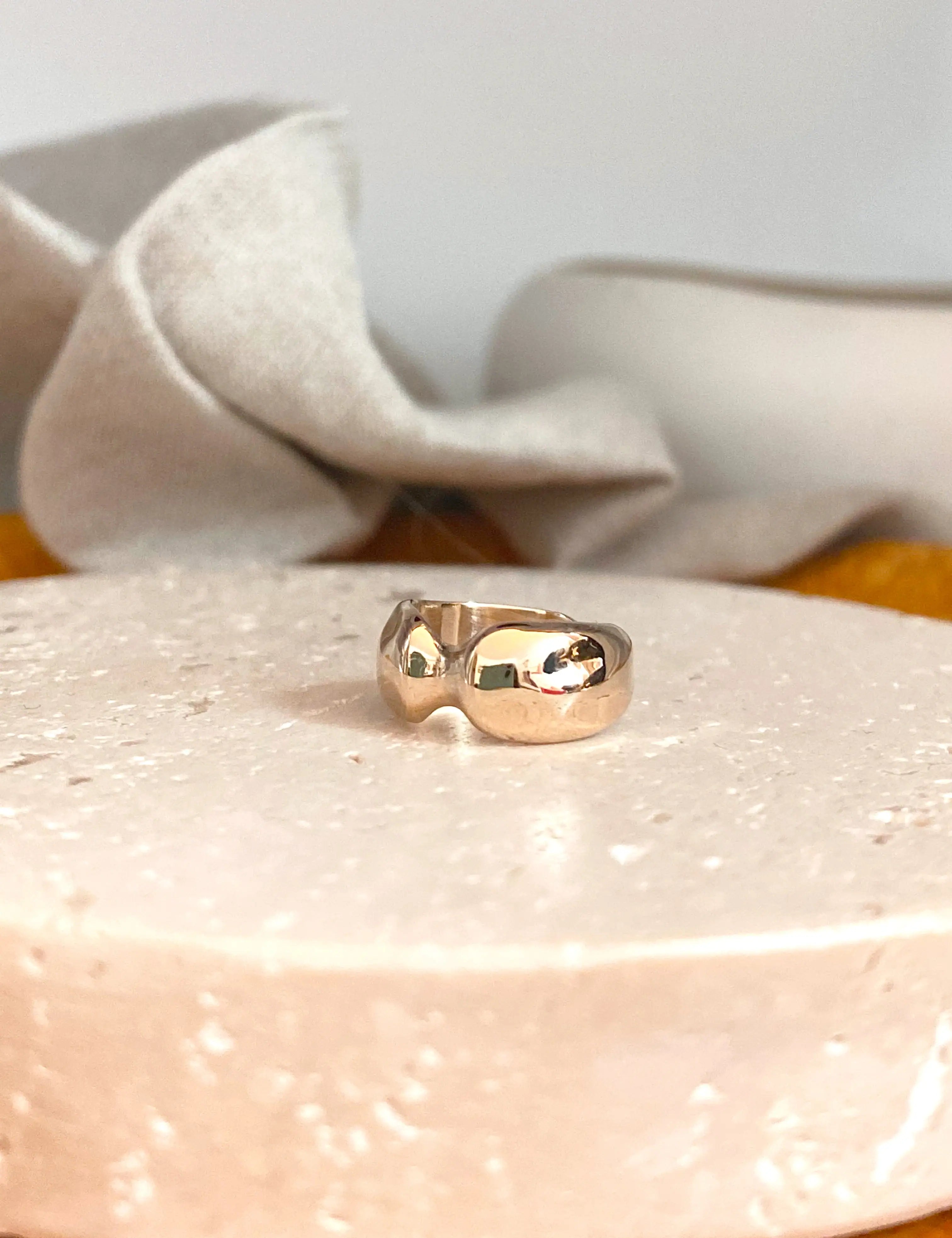 Bijou de créateur, made in France. Earcuff sans piercing plaqué or au design organique et fluide. 