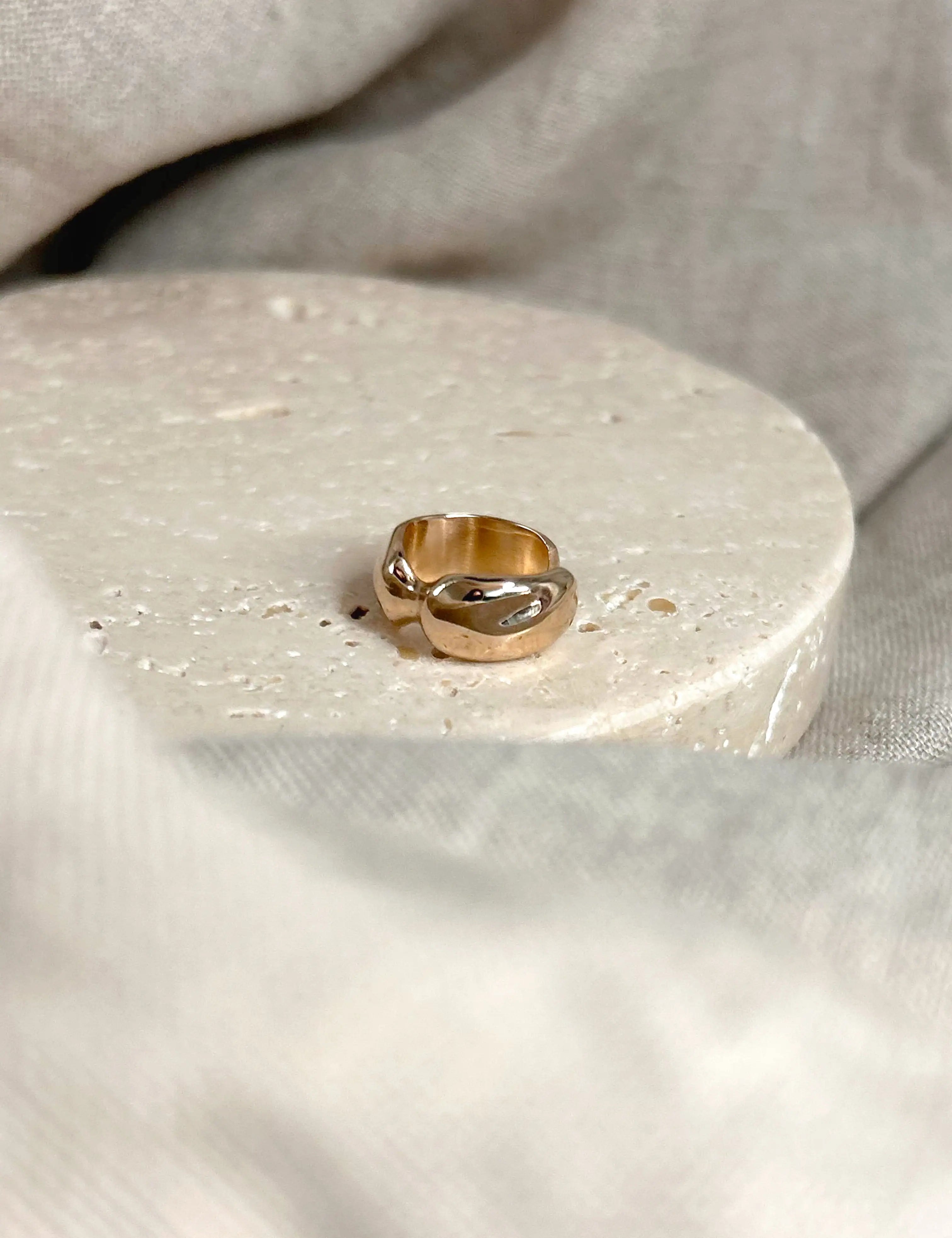 Earcuff sans piercing plaqué or 18 carats, bijou d’oreille tendance de créateur français au design unique.