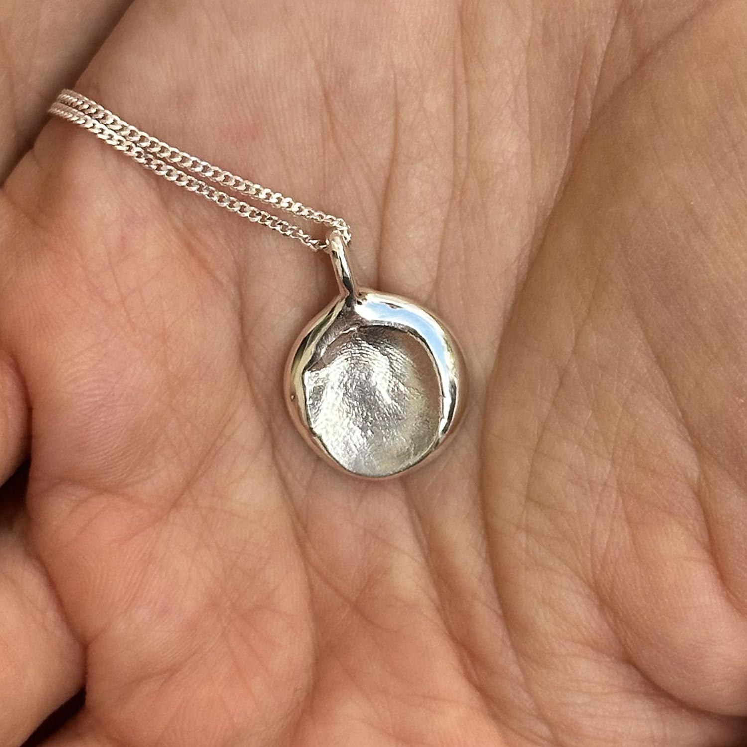 Médaillon en argent avec l'empreinte digitale moulée d'un nourrisson de 1 an - bijou organique et fabriqué en france à la main