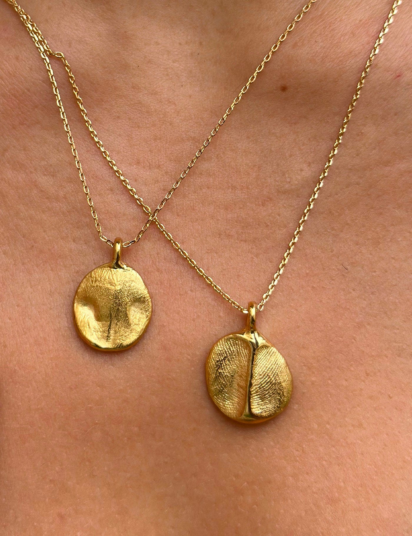 Médaillon en plaqué or avec empreinte truffe de chat et double empreinte d’enfant, bijou personnalisé unique